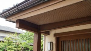 玄関の軒下に防鳥ネットを固定して鳥の侵入を防ぐ対策例