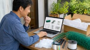 家庭菜園のとうもろこしカラス対策用品を通販で比較する日本人男性