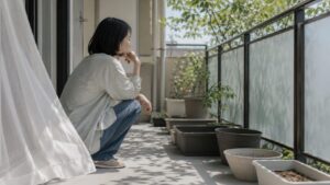 家庭菜園初心者がベランダの日当たりとプランターの置き場所を確認する様子